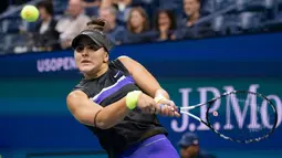 Petenis Kanada, Bianca Andreescu mengembalikan bola ke Elise Mertens dari Belgia pada perempat final AS Terbuka 2019 di USTA Billie Jean King National Tennis Center, Rabu (4/9/2019). Dara 19 tahun itu menjadi petenis remaja pertama Kanada yang lolos semifinal AS Terbuka sejak 2009. (Don Emmert/AFP)