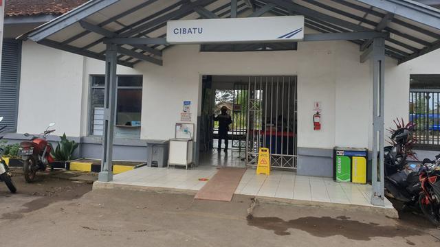 Stasiun Cibatu menjadi salah satu stasiun kereta api legendaris di Garut, Jawa Barat, yang masih bertahan sejak masa penjajahan Belanda hingga kini.