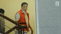 Terdakwa dugaan korupsi proyek e-KTP, Setya Novanto menuju ruang pemeriksaan di Gedung KPK, Jakarta, Rabu (10/1). Setya Novanto diperiksa sebagai saksi tersangka dugaan korupsi e-KTP, Anang Sugiana Sudihardjo (ASS). (Liputan6.com/Helmi Fithriansyah)