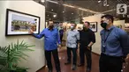 Direktur Utama Bank BTN Haru Koesmahargyo Bersama Corporate Secretary Bank BTN Ari Kurniaman meninjau Pameran Foto Anugerah Jurnalistik Bank BTN Tahun 2022 di Menara BTN, Jakarta, Kamis (10/3/2022). (Liputan6.com/HO/BTN)