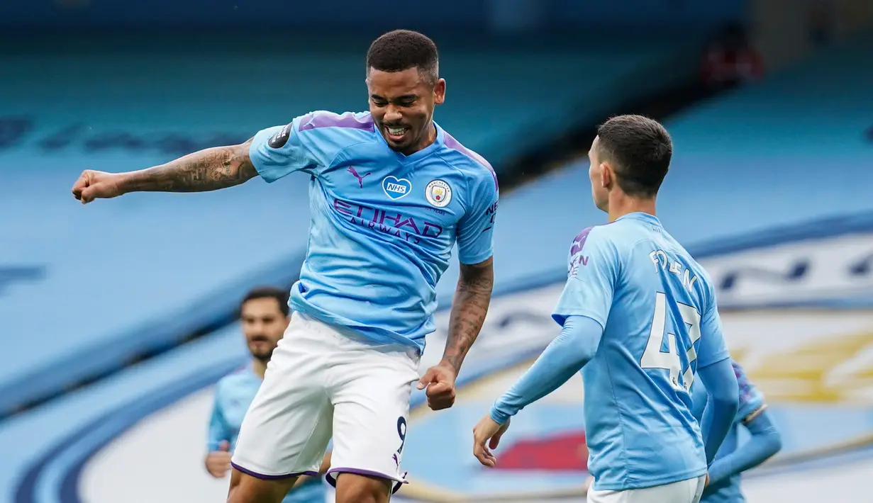Striker Manchester City, Gabriel Jesus (kiri) berselebrasi usai mencetak gol ke gawang Bournemouth pada pertandingan lanjutan Liga Inggris di Stadion Ethiopia di Manchester, Inggris (15/7/2020). Manchester City menang tipis 2-1 atas Bournemouth. (AP photo/Dave Thompson, Pool)