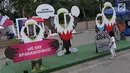 Seorang anak melihat-lihat replika maskot Asian Para Games 2018 di zona festival di Kompleks Stadion Gelora Bung Karno, Jakarta, Rabu (10/10). Zona ini dibuka seiring perhelatan Asian Para Games 2018, 6-13 Oktober. (Liputan6.com/Helmi Fithriansyah)