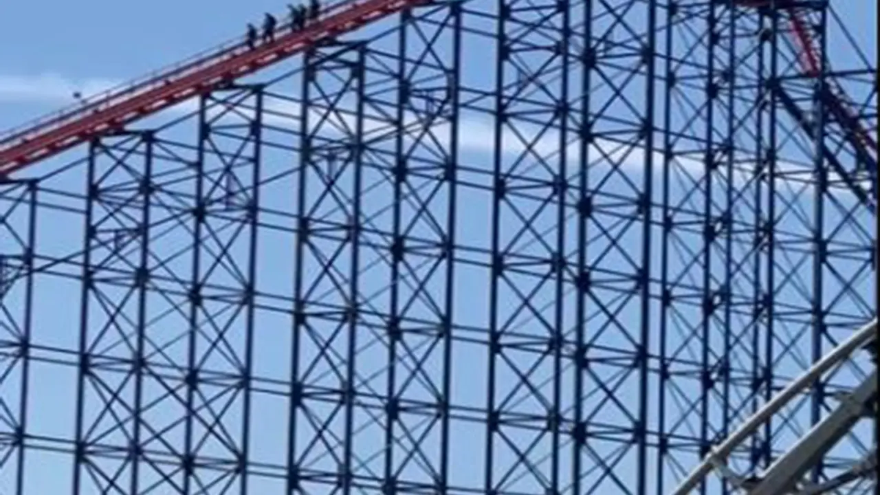 Ilustrasi penumpang turun dari roller coaster di Inggris