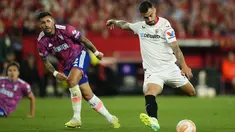 Gelandang Sevilla, Suso menembak bola saat mencetak gol ke gawang Juventus pada pertandingan leg kedua semifinal Liga Europa di stadion Ramon Sanchez Pizjuan di Seville, Spanyol, Jumat, 19 Mei 2023. (AP Photo/Jose Breton)