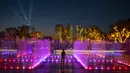 Seorang anak laki-laki berdiri di dalam pertunjukan cahaya dan air Natal yang ditampilkan di Experience Park, di distrik pesisir Hellenikon di Athena, Yunani, Senin (20/12/2021).  (AFP/Angelos Tzortzinis)