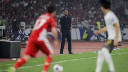 Ekspresi pelatih Timnas Indonesia, Patrick Kluivert, saat melawan Timnas&nbsp;China dalam laga Kualifikasi Piala Dunia 2026 zona Asia di Stadion Utama Gelora Bung Karno (SUGBK) Senayan, Jakarta, Kamis (5/6/2025). (Bola.com/Bagaskara Lazuardi)