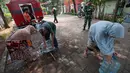 Warga membawa wadah saat mengantre untuk mendapatkan air bersih yang disalurkan Kodim 0504/Jakarta Selatan bersama BPBD DKI Jakarta di Taman Madja, Lenteng Agung, Jakarta Selatan, Selasa (22/9/2026). (KLY/Budy Santoso)