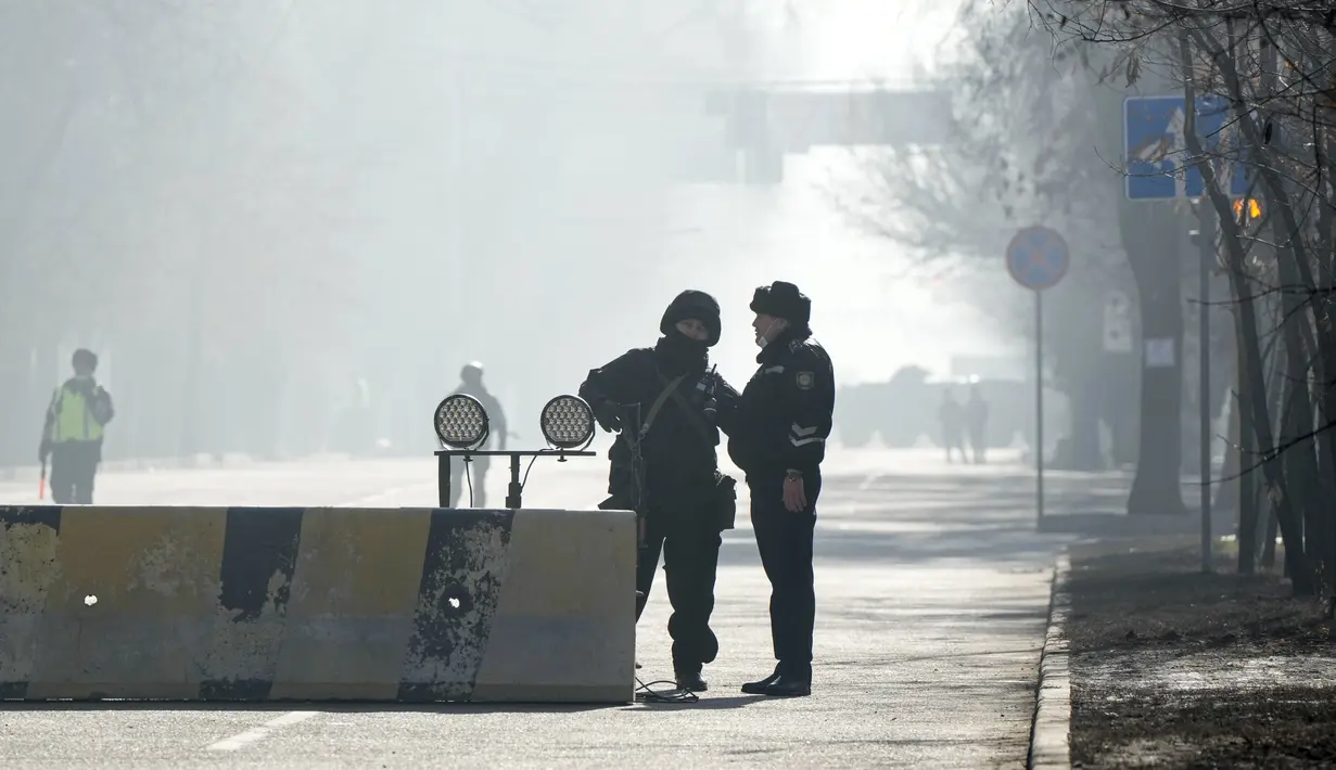 Polisi memblokir jalan untuk mengatur lalu lintas di Almaty, Kazakhstan, Rabu (12/1/2022). Kerusuhan kekerasan yang mengguncang negara bekas Soviet itu merupakan yang terburuk sejak Kazakhstan memperoleh kemerdekaan tiga dekade lalu. (AP Photo)