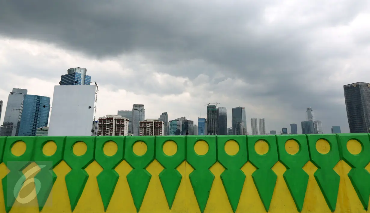 Deretan gedung di dekat proyek JLNT Transjakarta Koridor XIII jurusan Ciledug-Tendean, di kawasan CSW, Jakarta, Sabtu (18/3). Jalur sepanjang 9,3 kilometer yang dilengkapi 12 halte tersebut sudah memasuki tahap akhir. (Liputan6.com/Johan Tallo)