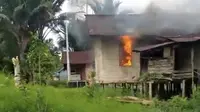 Kelompok Kriminal Bersenjata (KKB) Papua Kodap XVI Yahukimo pimpinan Elkius Kobak membakar rumah seorang warga bernama Indra Guru Wardana di Distrik Kolf Braza, Kabupaten Asmat, pada Minggu 21 September 2025 (Istimewa)