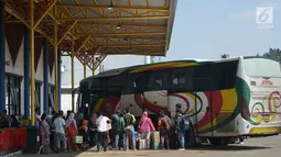 Penumpang antre menaruh barang dalam bagasi bus di Terminal Jatijajar, Depok, Jawa Barat, Selasa (18/6/2019). Pemkot Depok melarang jasa transportasi online mengambil penumpang di Terminal Jatijajar karena dikhawatirkan mematikan sumber nafkah pengemudi angkot. (Liputan6.com/Immanuel Antonius)