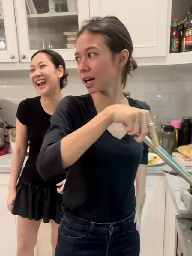Yuki Kato Saat Masak Rendang. [@bumiauw]