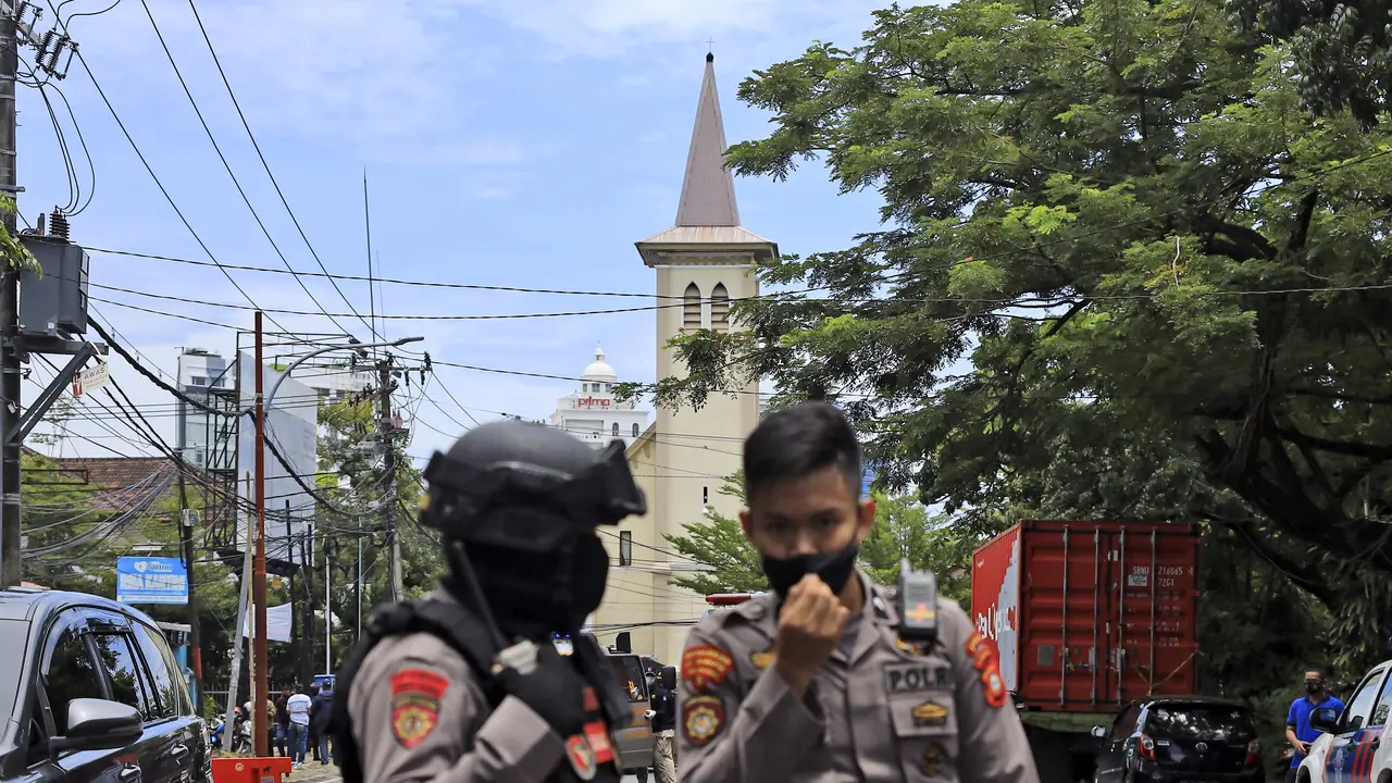 Penjagaan Ketat Gereja Katedral Makassar Pasca Ledakan Bom