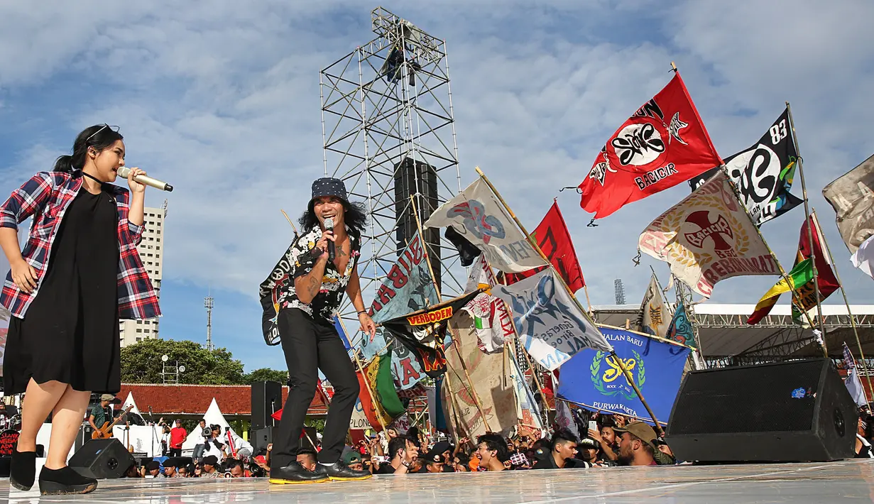 Di Konser Gue 2 ini Slank dan Gita Gutawa menyanyikan lagu yang berjudul Pandangan Pertama. Di penghujung Konser Gue 2, Slank bersama musisi lainnya yang hadir menutup dengan menyanyikan lagu bertajuk Gue 2 secara bersama-sama.(Bambang E. Ros/Bintang.com)