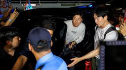 Mantan pelatih Timnas Indonesia, Shin Tae-yong keluar dari mobilnya saat kembali ke negaranya melalui terminal 3 Bandara Soekarno-Hatta, Tangerang, Banten, Minggu (26/01/2025). (Bola.com/Bagaskara Lazuardi)