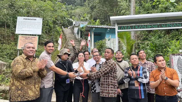 Anggota DPR RI Rieke diah Pitaloka melakukan kick off Data Desa Presisi (DDP) di kawasan makam Panembahan Giriloyo, Desa Wukirsari, Kecamatan Imogiri, Kabupaten Bantul, Daerah Istimewa Yogyakarta (DIY).