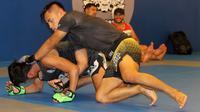 Petarung MMA ONE Championship asal Indonesia, Stefer Rahardian, menjalani sesi latihan di Bali MMA Club, Badung, Bali, Kamis (11/1/2018) siang. Stefer Rahardian melakoni persiapan keras guna menghadapi pertandingan pada ajang MMA One Championship, Sabtu (