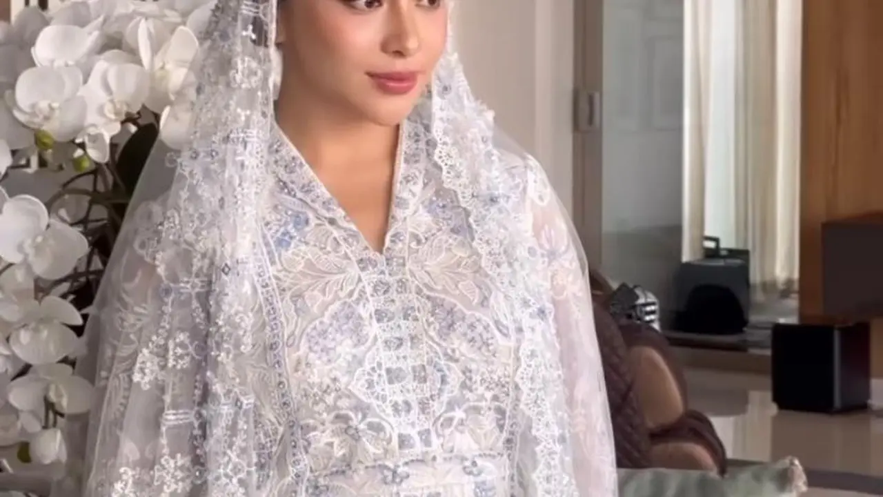 Hamil Anak Kedua Laki-laki, 6 Gaya Anggun Nikita Willy Kenakan Kebaya Baby Blue saat Pengajian 4 Bulan Kehamilan