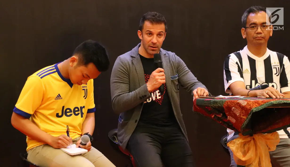 Legenda hidup sepak bola Italia, Alessandro Del Piero memberi sambutan saat coaching clinic di Medan, Sumatera Utara, Kamis (17/5). Del Piero akan mencari pemain berbakat untuk dibina menjadi pemain profesional di Belgia. (Liputan6/comReza Efendi)