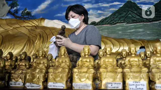 FOTO: Gotong Royong Mencuci Patung Buddha Tidur Jelang Imlek