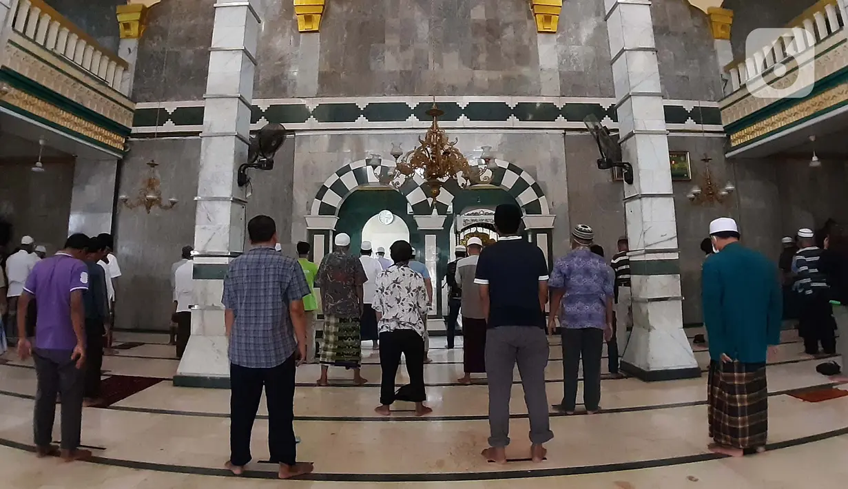 Umat muslim melaksanakan salat Ashar berjamaah di Masjid Jami' Al Munawwar, Jakarta, Kamis (7/5/2020). Meski di tengah ancaman pandemi COVID-19, sejumlah umat muslim tetap memanfaatkan Masjid Jami' Al Munawwar untuk melaksanakan ibadah di bulan suci Ramadan 1441 H. (Liputan6.com/Helmi Fithriansyah)