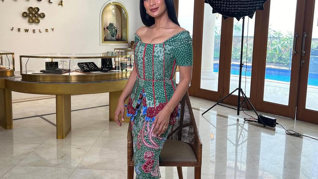Model Batik Casual Hingga Resmi Ala Happy Salma, Bikin Tampilan Simple Tapi Memukau