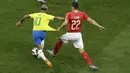 Striker Brasil, Neymar, berusaha melewati pemain Swiss, Fabian Schaer, pada laga Piala Dunia di Stadion Rostov, Rusia, Senin (17/6/2018). Dilanggar sebanyak 10 kali membuat Neymar masuk rekor di Piala Dunia. (AP/Andrew Medichini)