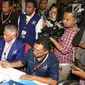 Ketua Bapilu NasDem, Effendy Choirie bersama fungsionaris partai mendaftarkan bakal calon anggota legislatif untuk Pemilu 2019 di kantor KPU RI, Jakarta, Senin (16/7). Nasdem mendaftarkan 575 orang dari 80 dapil DPR RI. (Liputan6.com/Angga Yuniar)