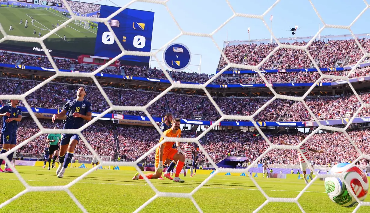 Kiper Bosnia Nikola Vasilj  dan rekan-rekan setimnya menoleh ke belakang saat pemain Amerika Serikat Folarin Balogun mencetak gol pertama selama pertandingan sepak bola babak 32 besar Piala Dunia antara Amerika Serikat dan Bosnia di Santa Clara, California, dekat San Francisco, (01/07/2026). (AP Photo/Julio Cortez)