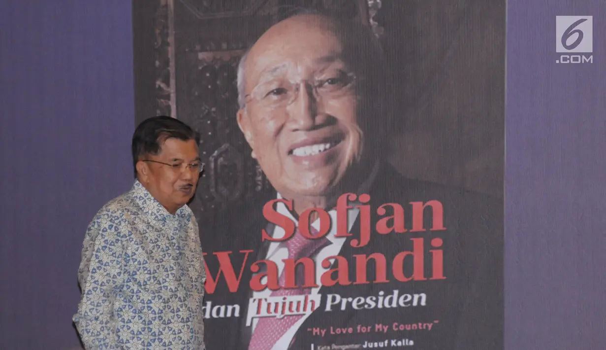 Wakil Presiden, Jusuf Kalla bersiap membuka bedah buku Sofjan Wanandi dan Tujuh Presiden di Jakarta, Rabu (23/5). Dalam sambutannya, JK mengatakan, Sofjan Wanandi memiliki jaringan yang sangat luas dan dikenal baik. (Liputan6.com/Helmi Fithriansyah)