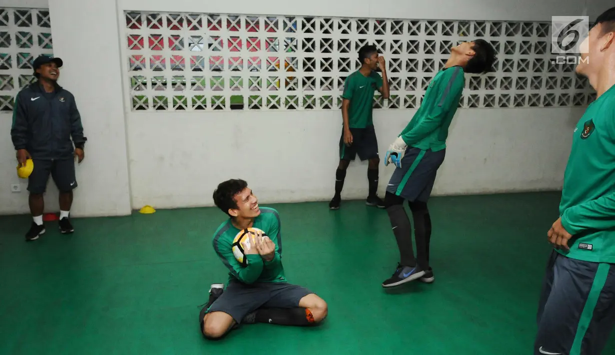 Pemain Timnas Indonesia U-19, Egy Maulana Vikri (kedua kiri) bercanda dengan rekannya saat latihan ringan jelang laga persahabatan melawan Kamboja di Stadion Patriot Candrabhaga, Bekasi, Selasa (3/10). (Liputan6.com/Helmi Fithriansyah)