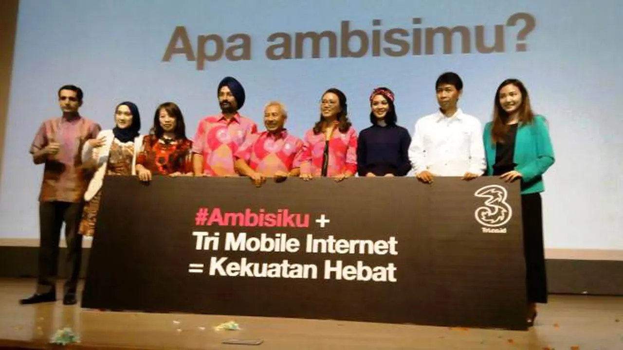  Jajaran direksi PT Hutchison 3 Indonesia (tengah) saat jumpa pers 9 Tahun Tri Indonesia di Jakarta, Rabu (30/3/2016)