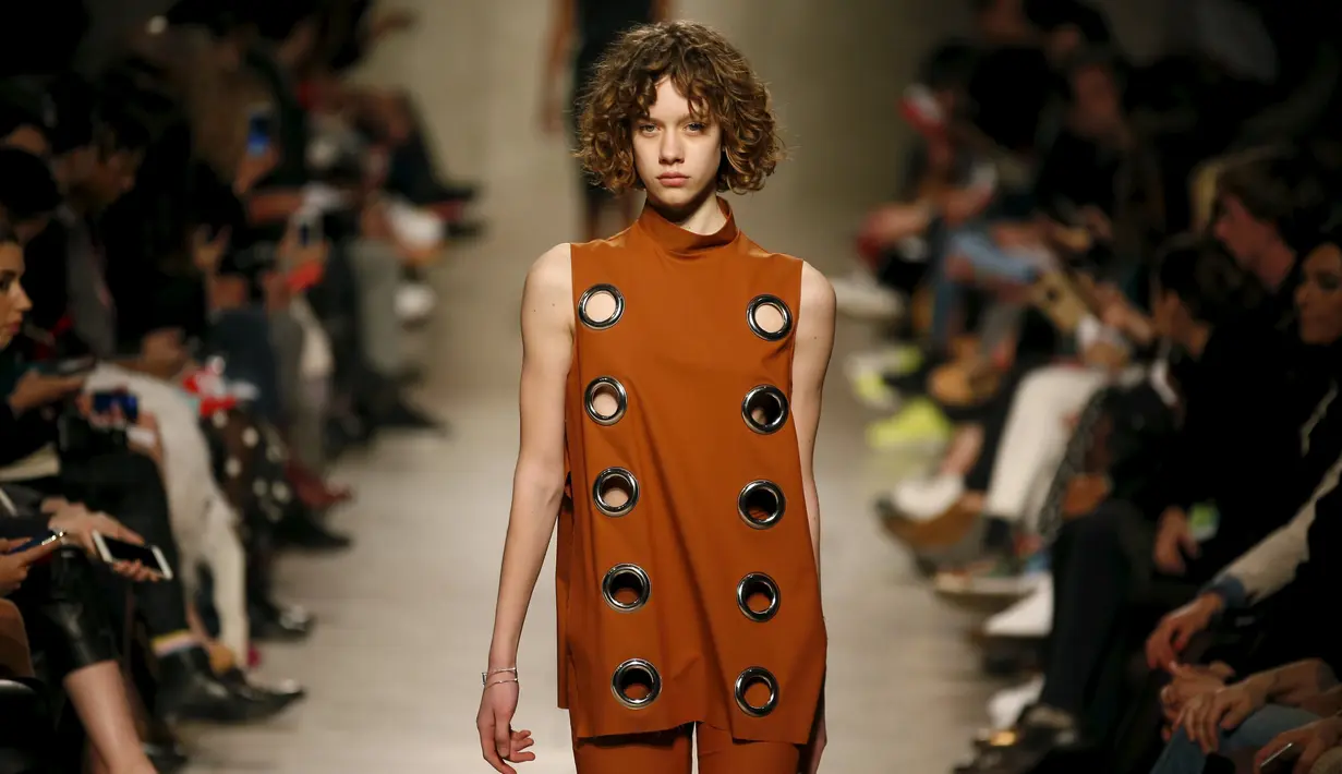 Model mengenakan busana desainer Carolina Machado untuk busana koleksi musim panas/dingin selama Lisbon Fashion Week , Portugal , 11 Maret 2016. (REUTERS / Rafael Marchante)