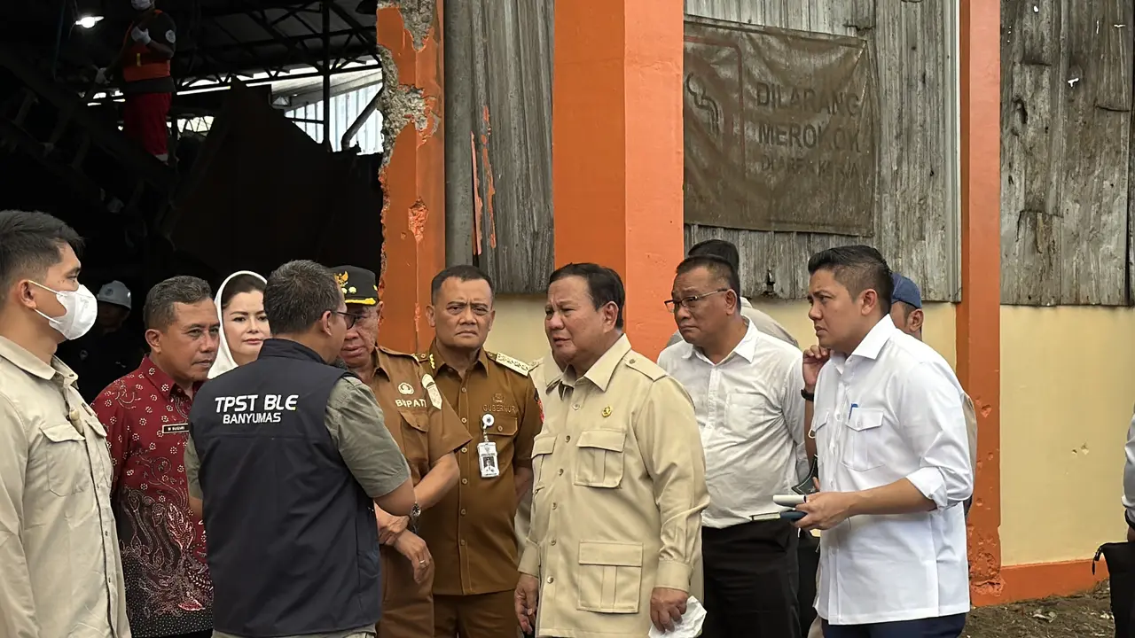 Presiden Prabowo Subianto meninjau langsung Tempat Pengolahan Sampah Terpadu Berbasis Lingkungan dan Edukasi (TPST BLE) Banyumas, Jawa Tengah, Selasa (28/4/2026) (Liputan6.com/Lizsa Egeham)
