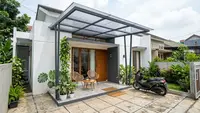 8 Desain Kanopi Teras Minimalis dengan Rangka Hollow dan Atap Transparan