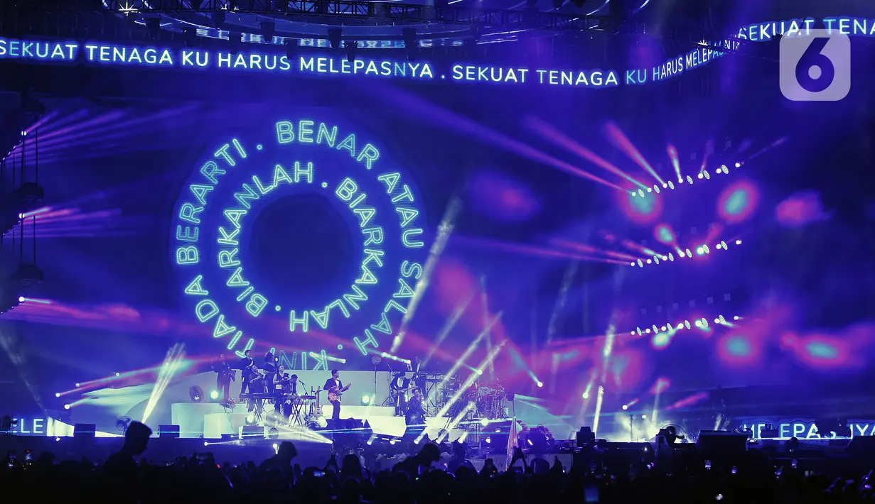 Penyanyi Raisa tampil pada konser bertajuk Raisa Live in Concert di Stadion Utama Gelora Bung Karno (SUGBK), Senayan, Jakarta, 25 Februari 2023. Konser Raisa yang sempat tertunda hampir tiga tahun karena pandemi COVID-19 ini mencetak sejarah sebagai penyanyi solo wanita yang mengadakan konser di (SUGBK). (Kapanlagi.com/Bambang E. Ros)