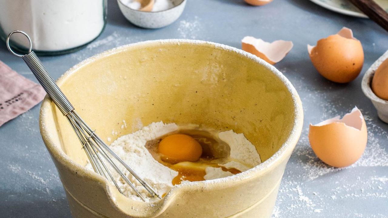 Kuliner khas Indonesia tak pernah ada habisnya. Selalu ada yang unik dan baru ramai diketahui secara umum. Salah satu yang tengah diperbincangkan adalah kue ombus-ombus. Ombus-ombus adalah kudapan ringan khas masyarakat Batak yang terbuat dari tepung ber