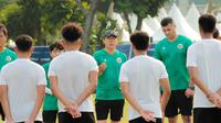 Pelatih kepala Timnas Indonesia U-20, Shin Tae-yong memberikan instruksi ke pemainnya saat latihan untuk persiapan Kualifikasi Piala Asia U-20 2023 yang berlangsung di Lapangan A Gelora Bung Karno, Jakarta, Selasa (30/08/2022). (Bola.com/Muhammad Aldiansyah)