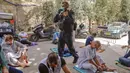 Anggota pasukan keamanan Israel berjaga saat seorang jemaah Palestina menghadiri salat Jumat selama bulan suci Ramadan di tengah krisis pandemi coronavirus di luar kompleks masjid al-Aqsa di Kota Tua Yerusalem (15/5/2020). (AFP/Ahmad Gharabli)