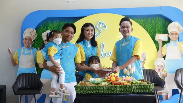 Ruben Onsu bersama keluarganya dalam acara perkenalan bisnis kue terbaru bernama Thabenia di kawasan Karang Tengah Lebak Bulus, Cilandak Jakarta Selatan, Sabtu (13/11/2021)