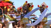 Para penari Bali tampil dalam upacara pemurnian air di Pulau Serangan, Bali, pada 18 Mei 2024. (SONNY TUMBELAKA/AFP)