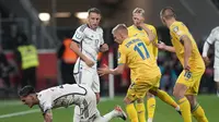 Pemain Italia, Nicolo Zaniolo saat terjatuh dalam duel melawan Ukraina pada Kualifikasi Euro 2024 di Stadion BayArena, Leverkusen, Selasa (21/11/2023) dini hari WIB. (AP Photo/Martin Meissner)