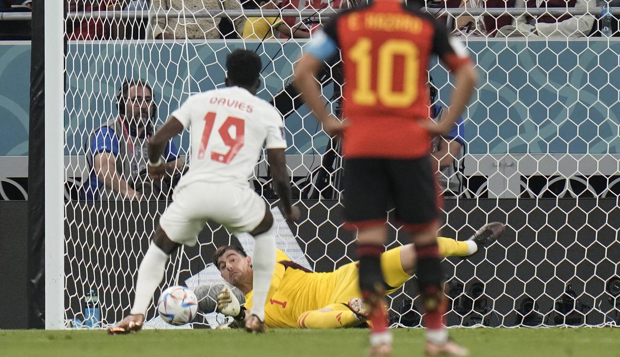 Namun sayang, eksekusi penalti yang diambil Alphonso Davies masih gagal menaklukkan Thibaut Courtois. Tendangan Alphonso Davies masih dapat ditepis kiper milik Real Madrid tersebut. (AP/Hassan Ammar)