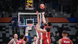 Tip ball dilakukan saat dimulainya laga pembuka Grup H Piala Dunia FIBA 2023 antara Timnas Basket Latvia melawan Timnas Basket Lebanon di Indonesia Arena, Kompleks Gelora Bung Karno, Senayan, Jakarta, Jumat (25/08/2023). (Bola.com/Bagaskara Lazuardi)