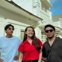 Kunjungan keduanya ke Surabaya ialah dalam rangka agenda The House of Revolutions (THR) Group yang beranggotakan Thariq Halilintar hingga putra Ganjar Pranowo, Alam Ganjar. [@aaliyah.massaid/@harrisvirza/@thariqhalilintar]