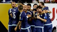 Penyerang Argentina, Lionel Messi (10) merayakan gol bersama rekan-rekannya usai mencetak gol ke gawang AS di Stadion NRG, (21/6). Argentina melaju ke Final Copa America Centenario 2016. (Kevin Jairaj-USA TODAY Sports)