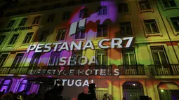 Suasana jelang peresmian Hotel Pestana CR7 Lisbon milik bintang Real Madrid, Cristiano Ronaldo. Pesepak bola Portugal itu menjadikan bisnis perhotelan sebagai investasi barunya. (EPA/Gregorio Cunha)