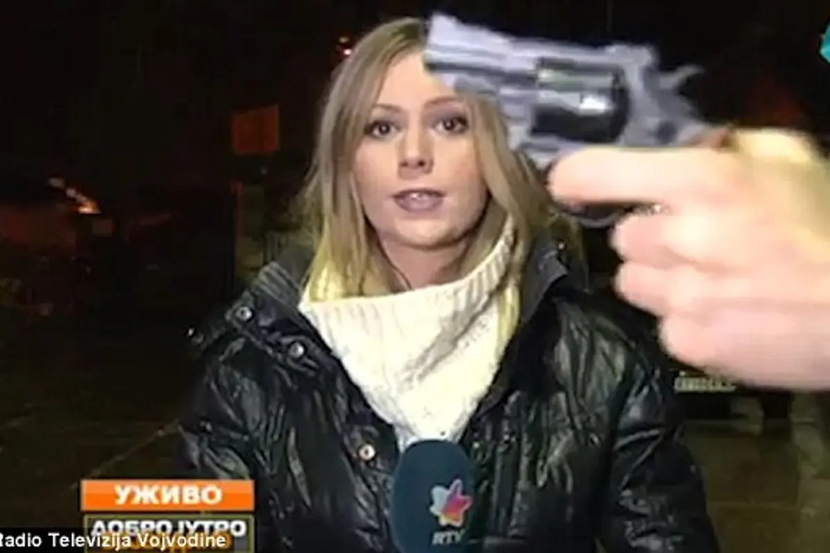 Detik Menegangkan Reporter Ditodong Pistol Saat Siaran Langsung