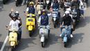 Gubernur DKI Jakarta, Anies Baswedan, menaiki sepeda motor vespa menyapa warga saat melintas di Jalan Jenderal Sudirman, Jakarta Pusat, Minggu (16/10/2022). Sebelumnya, Anies Baswedan bersama Ahmad Riza Patria berpamitan sekaligus mengucapkan terima kasih kepada warga Jakarta di halaman Balai Kota DKI Jakarta. (Liputan6.com/Herman Zakharia)