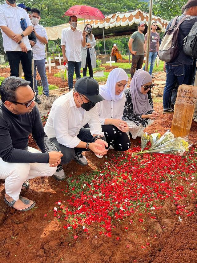 Dihadiri Sejumlah Artis, Ini 7 Momen Pemakaman Pesinetron Iqbal Pakula